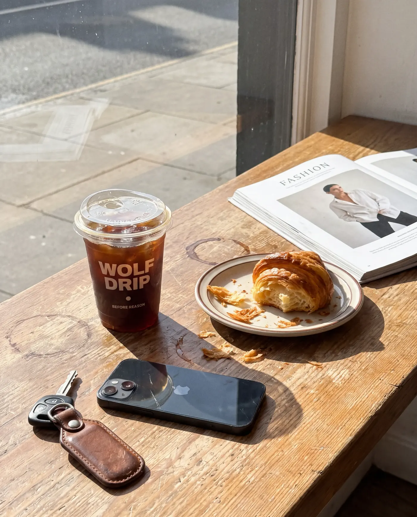 窓辺のテーブルとコーヒー