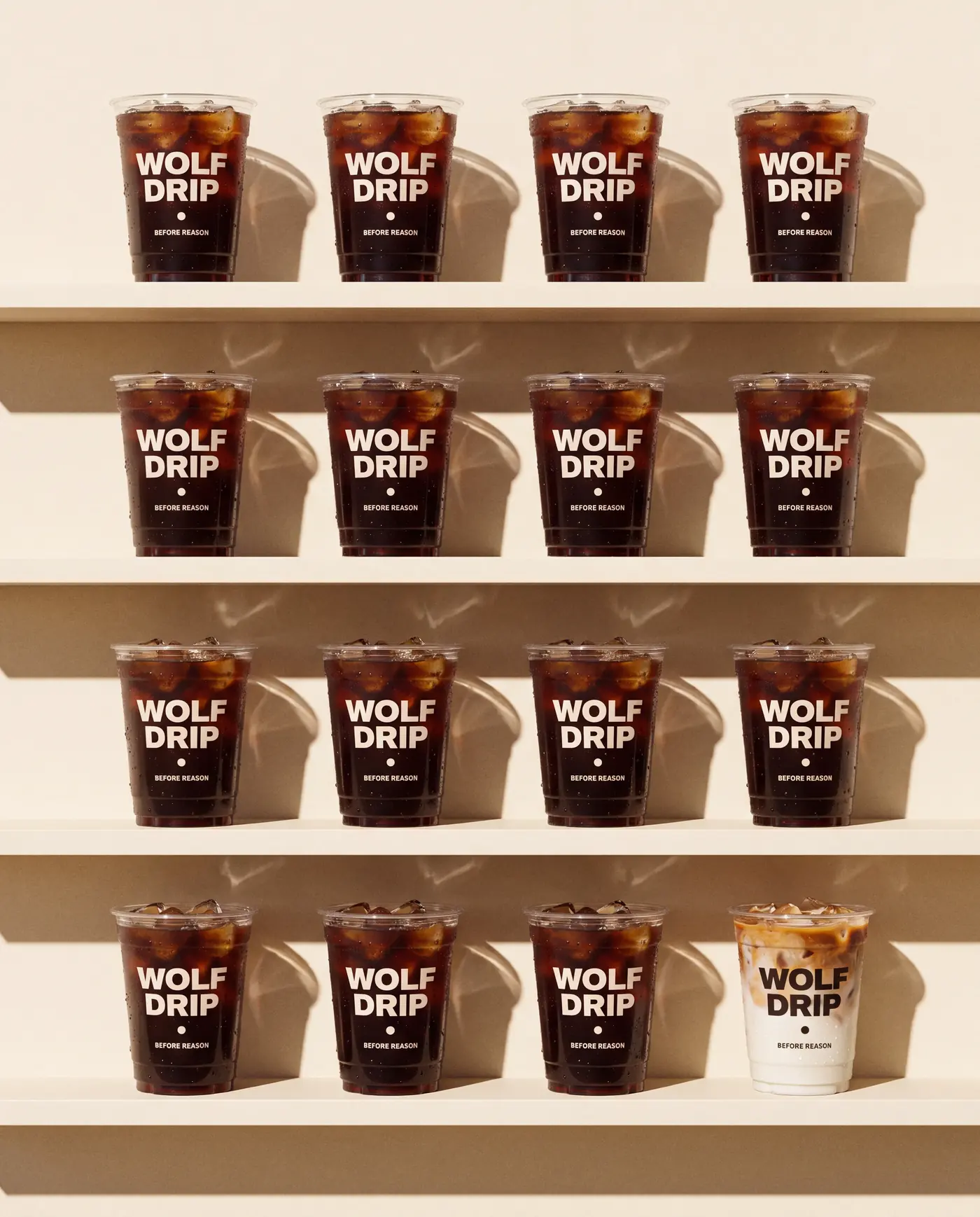 棚に並んだアイスコーヒー