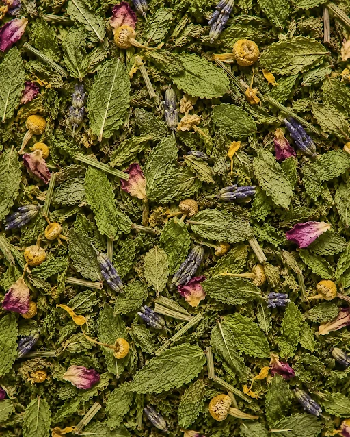 ミント・カモミール・ラベンダーをブレンドしたハーブティーの茶葉